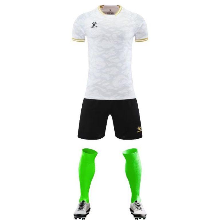 Reviving the ’90s: Styling 1990s Football Jerseys for Modern Outfits